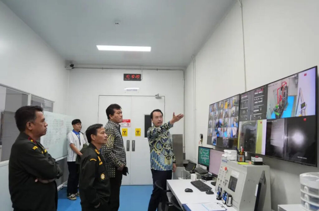 Kepala Barantin, Sahat M. Panggabean saat meninjau fasilitas iradiasi milik PT. Oneject Indonesia di Cikarang, Bekasi, pada Selasa (25/2).
