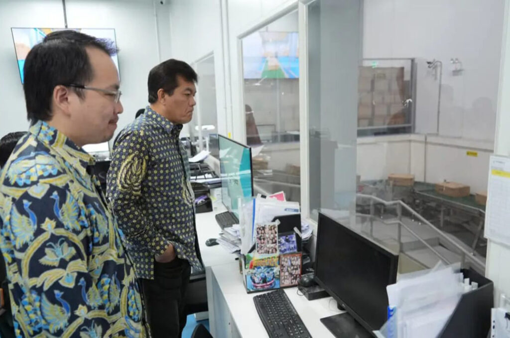 Kepala Barantin, Sahat M. Panggabean saat meninjau fasilitas iradiasi milik PT. Oneject Indonesia di Cikarang, Bekasi, pada Selasa (25/2).